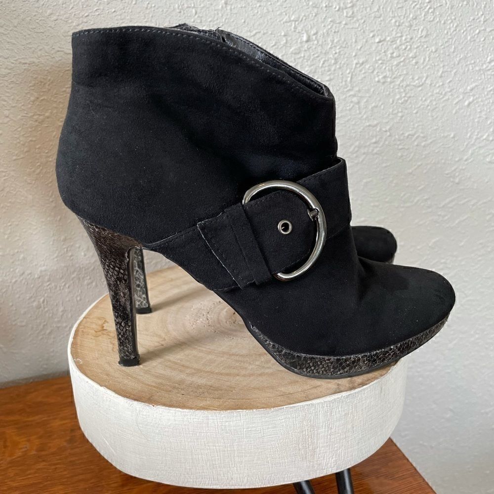 9 & Co "JJRAIDEL" Black Faux Suede/Snakeskin Buckle Heel Booties (6.5 M) EUC
